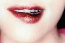 种草莓却变成了“致命”吻痕图片