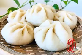 霜降后芹菜品质高，加两食材包包子，清香又营养图片
