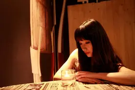 七旬老人欲娶保姆为妻，保姆女儿大骂：想找免费劳动力？真会算计图片