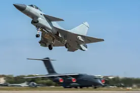 中国歼-16亮相俄罗斯，大战苏-30SM！实力说话：到底谁才是王者？图片