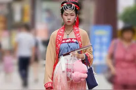 街拍十堰小姐姐，还有一个天气提醒图片