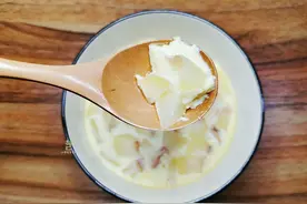 8月桃子最养人，与鸡蛋搭配做甜品，香甜嫩滑又营养，多吃也不胖图片