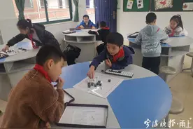 学生从玩电子游戏到成为“小棋痴”宁波这所学校的汉字棋真厉害图片