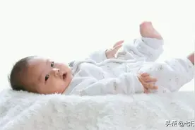 宝宝不会翻身怎么办？这套训练方法一定要会！附动图教程！图片