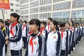 河南小学出现“超级大班”，家长举报：三人一桌，两人一椅图片