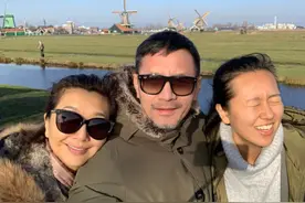 53岁江珊罕晒短发照，皮肤白皙美到惊艳，二婚嫁小3岁男星太幸福图片