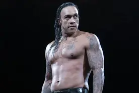 首秀便击败前WWE世界冠军！这身材，让老麦和大锤共同青睐图片