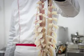 厨师长做一道糖醋葡萄鱼，口感鲜嫩酸甜，什么鱼都可以这样做