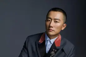 黄轩寸头造型演绎硬汉风，秋季大片来袭，时尚与复古并存图片