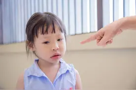 "妈妈，我错了"孩子犯错后，情商低的妈妈，会不停的跟孩子讲道理图片