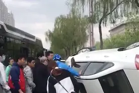 点赞！太原一女公交司机霸气停车，救助侧翻轿车被困司机图片