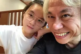 7年前的网红台湾爷孙恋，林靖恩成功怀孕，一家人吃团圆饭图片