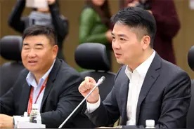 “白手起家”很容易？看完刘强东年轻时的照片后，网友：怪我天真图片