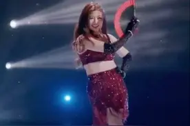 37岁陈妍希减肥失败？穿露脐装暴露粗壮腰身，2层游泳圈好明显图片