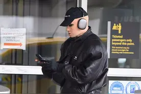 坎爷出街造型比金卡戴珊还酷！戴着面具穿雨靴亮相，比金姐更个性图片