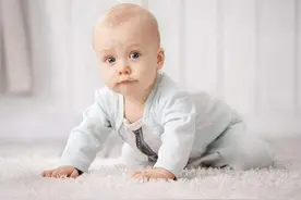 孩子“先爬后走”和“不爬就走”，长大有啥区别？三个差距很明显图片