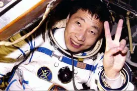 中国首位美女宇航员，返回地球后去哪了？难怪不在公众面前露面图片