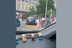 妈妈接儿子放学, 竟被儿子装作不认识, 网友笑称: 别坏了儿子好事图片