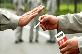 酒桌上领导发烟，别说“我不抽烟”，不懂这3点，不识抬举受冷落图片