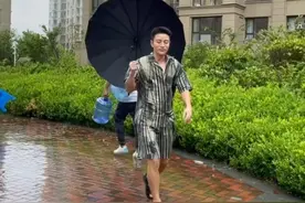 贾乃亮雨天滑倒！为了追伞鞋都跑歪，形象尽毁本人都直呼太尴尬图片