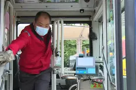 公交车司机飞身一跃，救下两条命图片