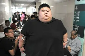 感动！“中国第一胖”王浩楠为减肥切胃却没用，后因爱情减400斤图片