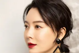 《完美关系》中她是斯黛拉，今穿黑衬衫配菱格耳环，气场炸裂图片