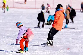 乌鲁木齐南山雪场上 不到3岁的小雪友玩单板不含糊图片