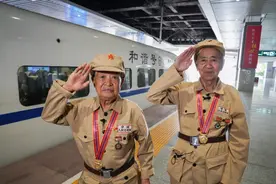 100岁火车司机和90岁司炉，70年后一起开上“复兴号”！图片