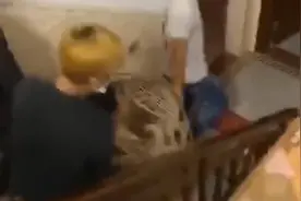 广东一赤身男子被捆竹笼疑似扔水中，全程求饶痛哭，41岁嫌犯被抓视频封面