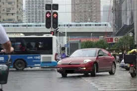 红绿灯路口偶遇一台法系车，后车不敢靠近，网友：进口车不敢惹图片