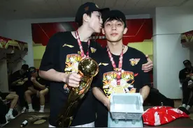 广东队为何成功？胡明轩训练迟到被杜锋罚跑9千米，徐杰卧推200斤图片