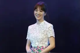 宋慧乔气质真好，蕾丝衫配“大花裙”也有高级感，一点不像中年人图片