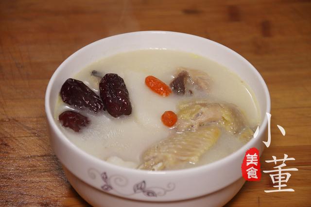 炖鸡汤时，先放盐还是后放盐？很多人都不懂，做出来汤不鲜肉还柴
