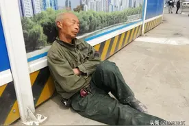 建筑工地上，60岁以上的农民工必须被解雇，老了没退休金咋办？图片