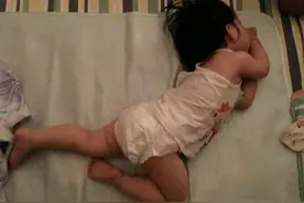 6岁儿子习惯"虾米式"睡姿，妈妈暗自高兴，婆婆却说孩子不正常图片