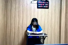 驾驶员下车买水果 返回时车里多了个陌生女人图片