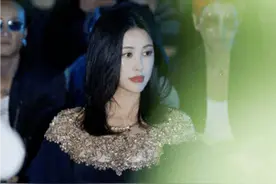 朱珠挺孕肚出席活动，穿高定礼服身材胖一圈，配锁骨发笑得好温柔图片