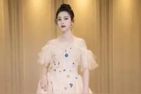 夏日完美搭配，甘婷婷穿绿色格纹衬衫配牛仔半身裙，少女感满满图片