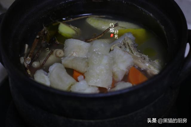 花胶煲汤颜色奶白色 花胶煲汤颜色奶白色是什么