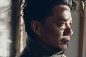 47岁段奕宏杂志曝光，身材有型眼神有表现力，网友：胸肌好大图片