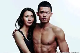 够神奇！36岁的林丹展示不俗足球天赋，难怪年轻漂亮的女模特倾心图片