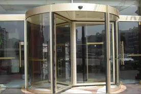 湖南4岁男童被旋转门夹伤进重症监护室图片