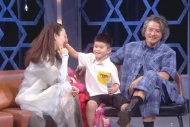 范文芳一家三口同框，6岁儿子五官清秀颜值高，老公一头长发抢镜图片