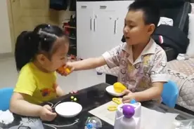 “爸妈不在家，我就变大人”！父母抗疫，6岁哥哥独自照顾4岁妹妹图片