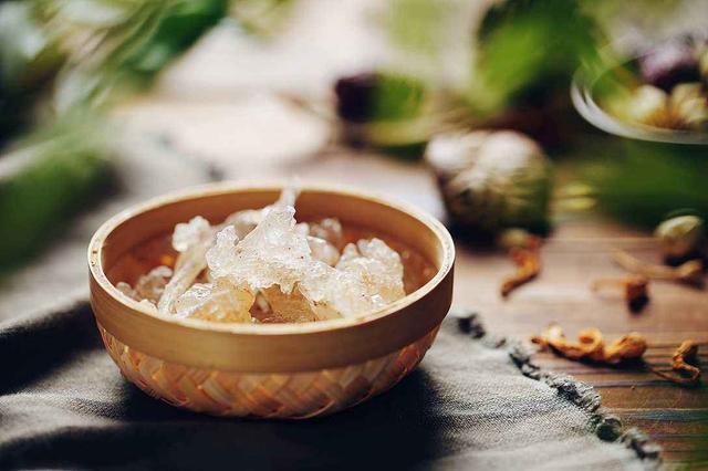 长期吃桃胶雪燕的功效 2026年长期吃雪燕桃胶皂角米的好处