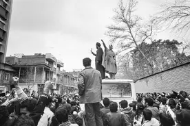 1979年超过十万名妇女聚集伊朗首都，抗议新伊斯兰政府头巾政策图片