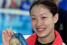 “跳水女王”伏明霞现状：结婚5年生3孩，年近70的老公仍身居高位图片