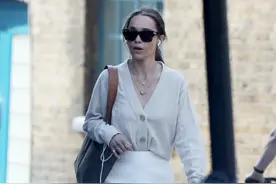 龙妈穿深v短裙秀锁骨，美腿十分吸睛，网友：看不到眉毛认不出图片