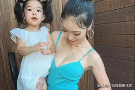 这位日本辣妈的穿搭火了，穿衣大胆如美少女，当妈后衣品可以更棒图片